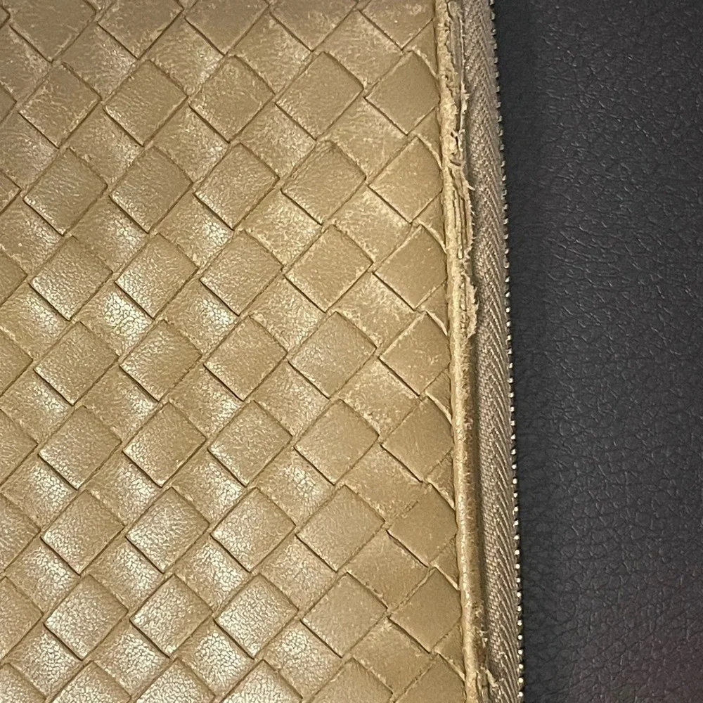 Bottega Veneta elegant leather